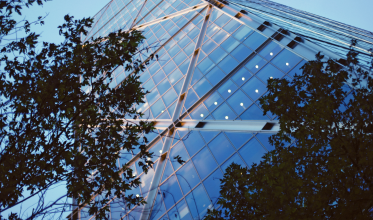 Edificio con arbol de fondo